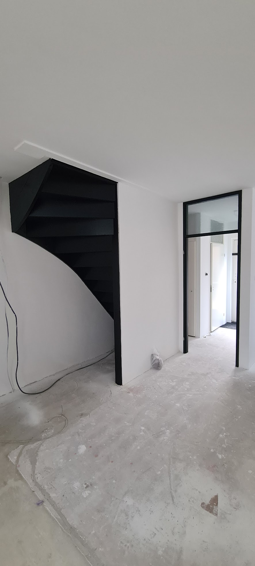 Zwarte trap in nieuwbouwwoning